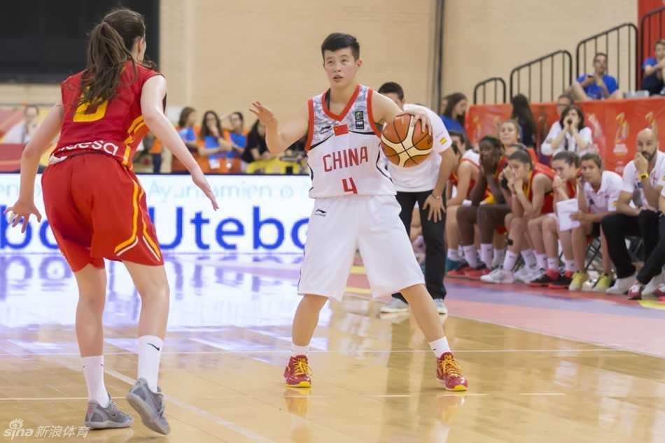 中国队员在进球后兴奋地挥拳怒吼，替补席上的队友全部起立欢呼，整个团队的情绪在这一刻完全释放。