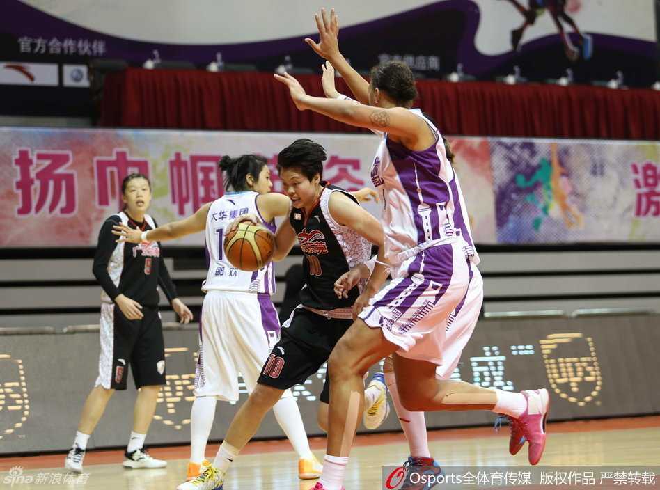 面对对方球员的贴身紧逼防守，黑龙江队的核心纪妍妍依然沉稳地运球突破，寻找战机。