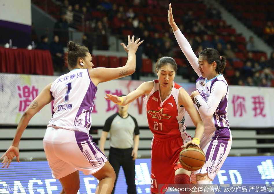 进攻球员跃起上篮瞬间，与防守球员发生激烈身体对抗，拼抢凶狠