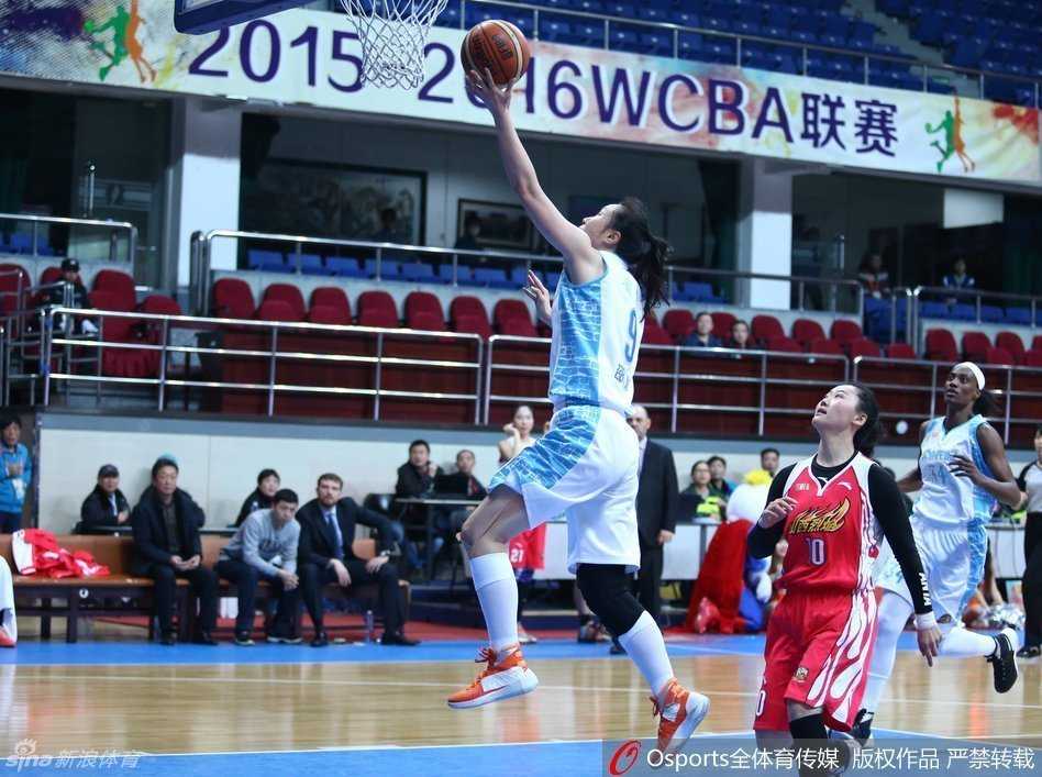 双方在比赛中拼抢地板球，多名球员奋不顾身地倒地争抢