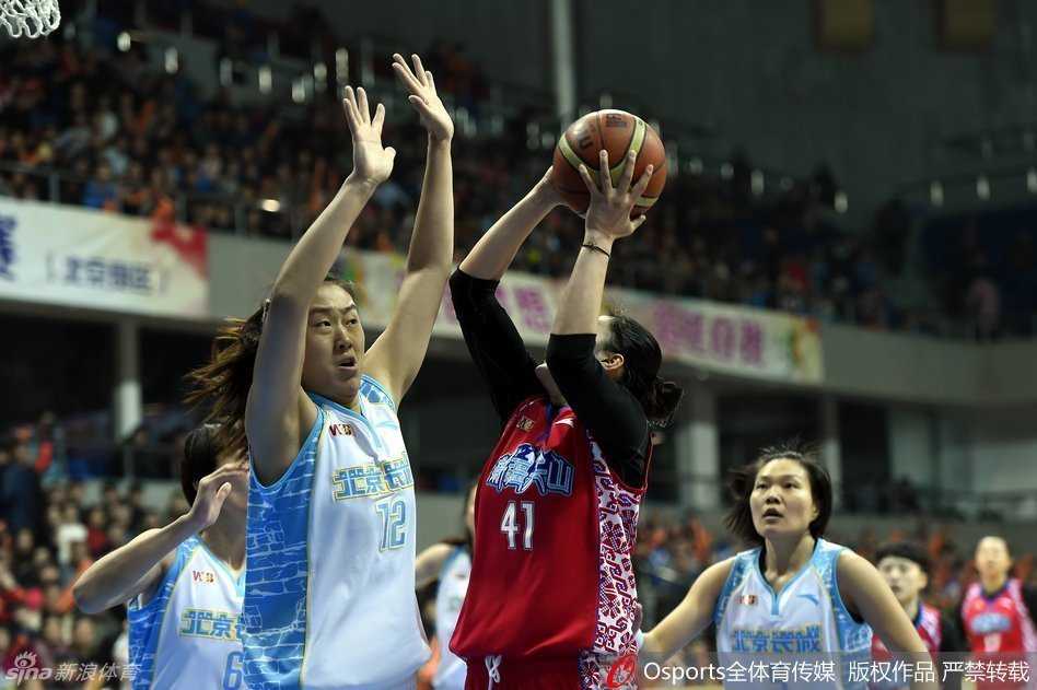 北京队教练许利民场边激情指挥，手势坚定眼神如炬