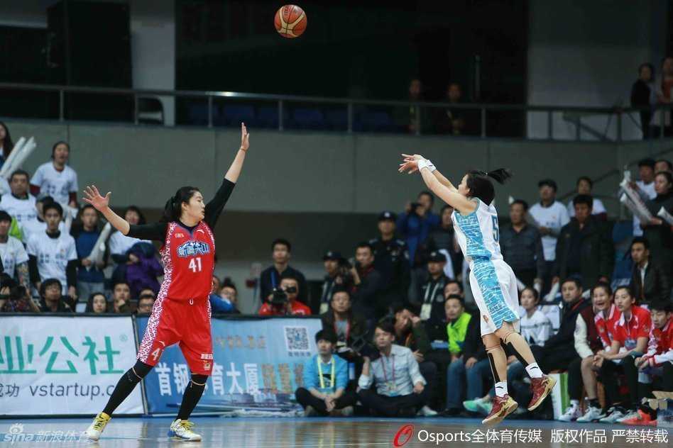 北京队外援福尔斯篮下强攻，面对防守强硬上篮，展现内线统治力