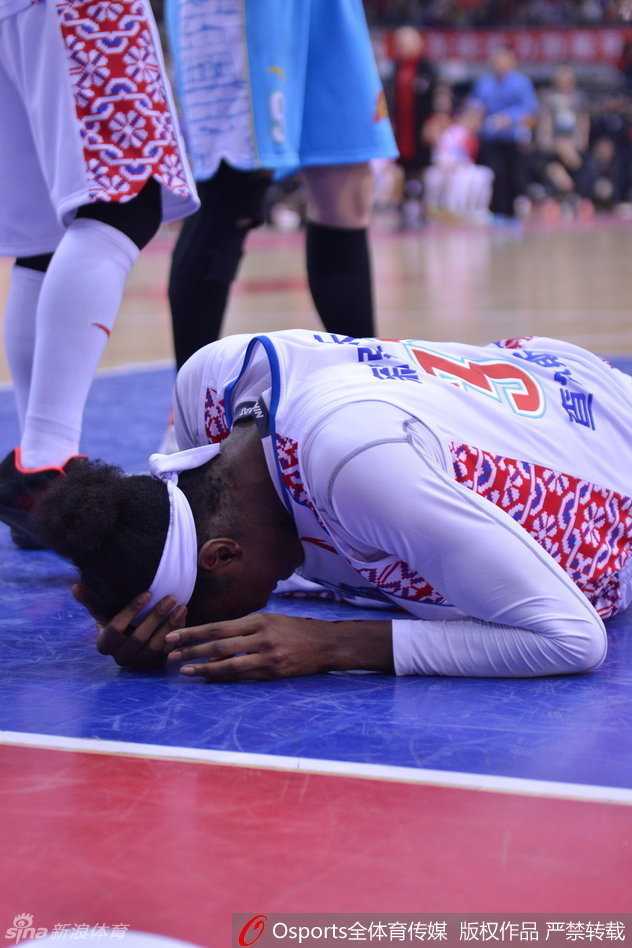 WCBA总决赛浴血战场:新疆外援查尔斯眼角开裂,用坚韧定义“新疆精神” 血流满面的查尔斯在工作人员的搀扶下被迫离场,她低着头,身影落寞,现场的球迷无不动容。