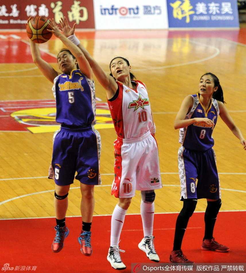 孙梦然在篮下展现强大核心力量，背身扛开防守后强起上篮，肌肉线条中迸发出不可阻挡的力量感。