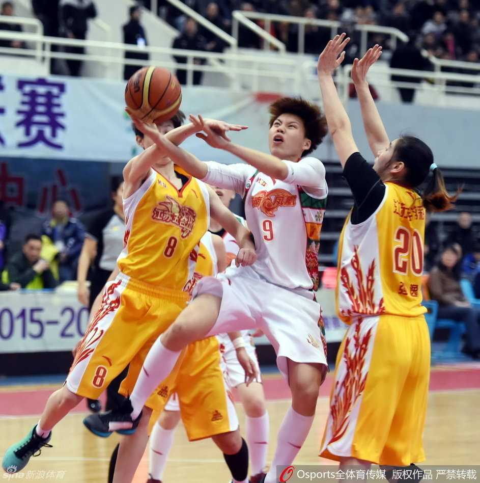 黄品蓁持球突破如闪电劈开防守，她压低重心，眼神紧盯篮筐，每一步都充满了节奏感与爆发力。