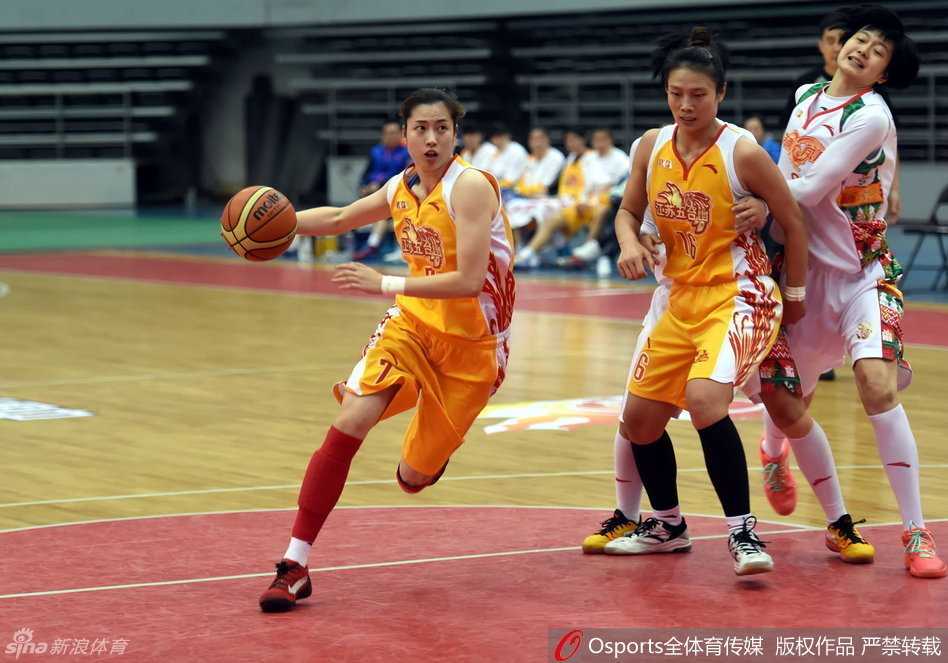 陈晓佳如利刃般中路切入，面对包夹毅然起身上篮，身形在空中舒展如燕，瞬间撕裂对方防线。