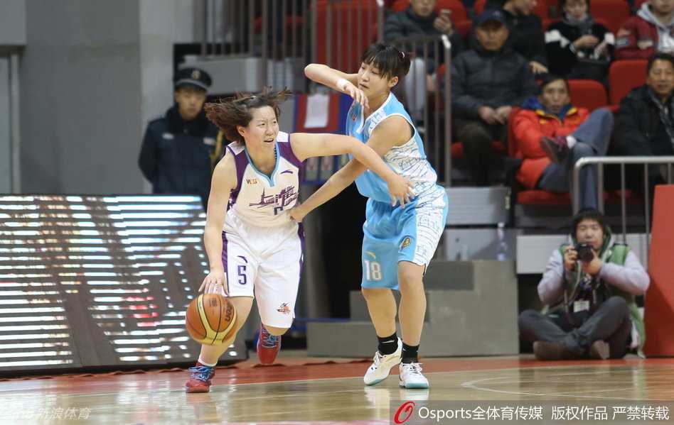 江苏与黑龙江的激战中，球员高高跃起如飞燕般将球送入篮筐，瞬间的爆发力定格了力与美的完美结合