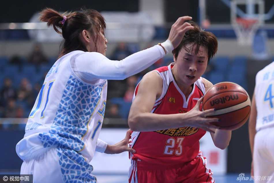 WCBA第八轮:京城德比内线肉搏,女篮赛场上演速度与激情 北京队外援福尔斯在山西队三人包夹中奋力转身,利用强壮的身体强行挤开防守,展现顶级内线统治力。