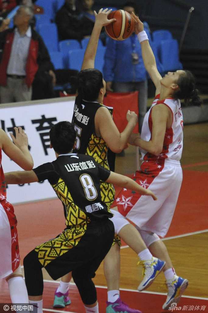 WCBA第八轮:京城德比内线肉搏,女篮赛场上演速度与激情 北京女篮队员高高跃起,在空中张开双臂完成一次势大力沉的篮下封盖,彻底粉碎了对手的上篮企图。