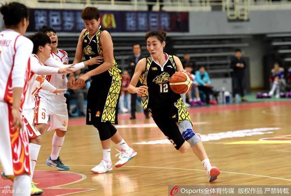 赵志芳如闪电般发动快攻，运球重心极低，脸上写满了专注与坚定，身后的追防者只能望其项背。