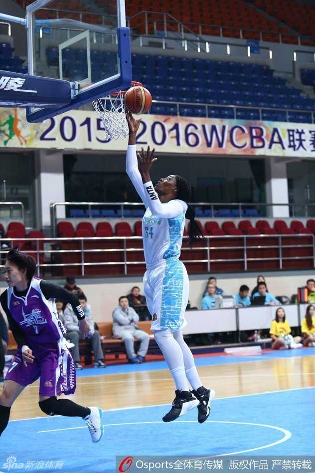 反击中球员如入无人之境，轻盈地将球送入篮筐，轻松上篮的瞬间写满了从容与自信。