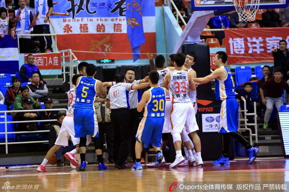 冲突瞬间升级，双方球员迅速聚集，曹岩在人群中情绪激动，试图挥拳击打对方，场面极度混乱，裁判和队友奋力阻拦。