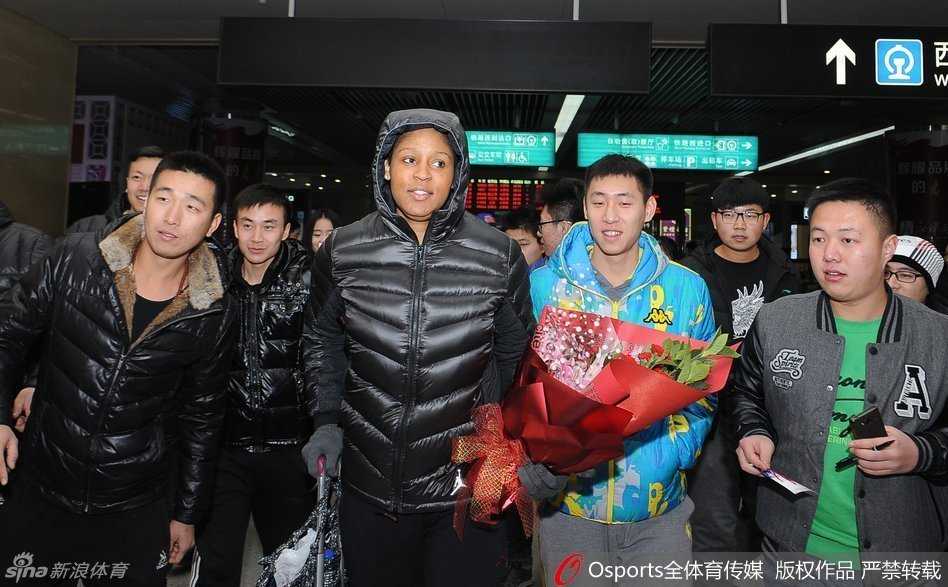 玛雅·摩尔走出太原南站，面带标志性微笑与热情迎接她的球迷挥手致意，眼神中充满回家的喜悦。