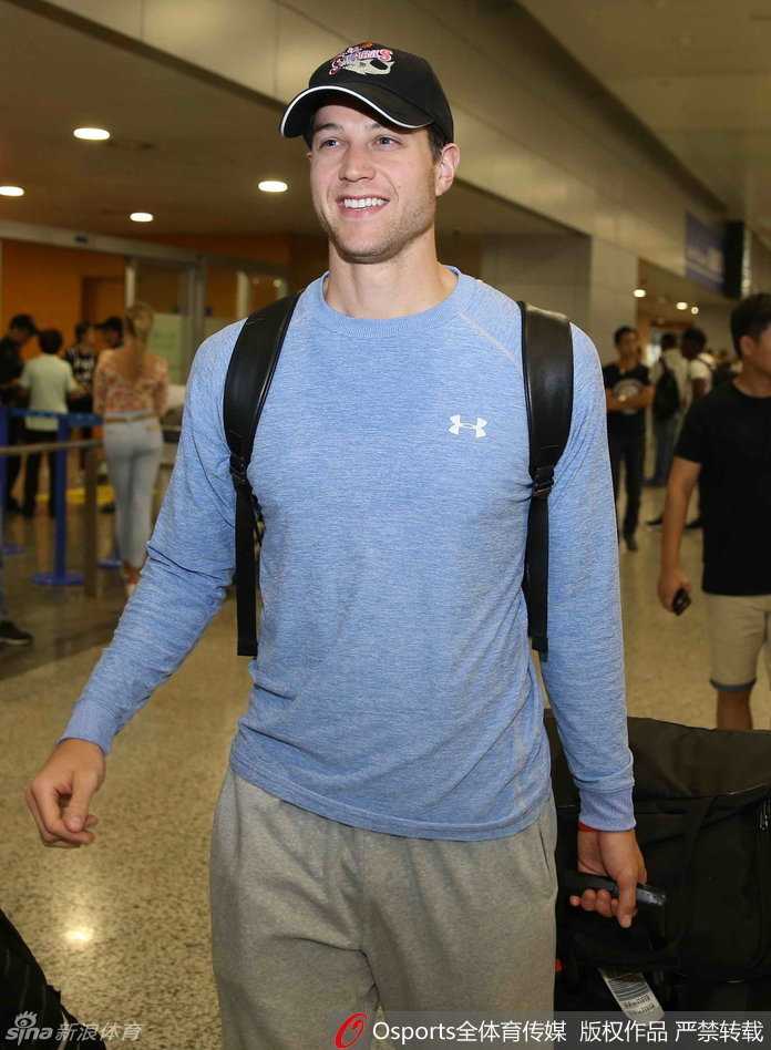 弗雷戴特从工作人员手中接过上海男篮的专属球帽，他低头端详帽子的神情专注而温柔，仿佛在触摸一段即将亲手书写的球队历史。