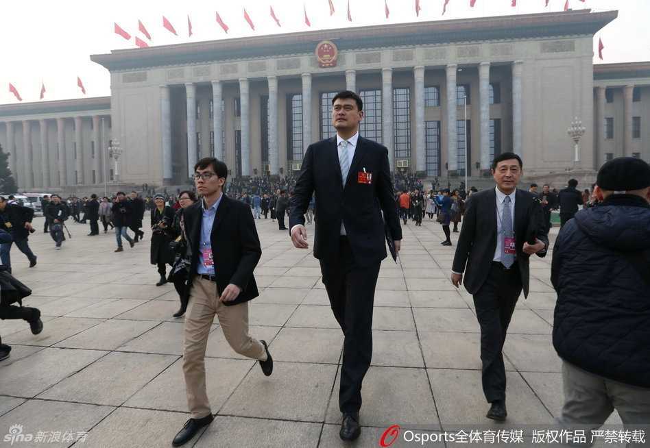 “小巨人”的大视野:姚明2016两会履职记 在人群攒动的人民大会堂东门外台阶上,姚明那高出不止一头的挺拔身影格外醒目,宛如一座移动的灯塔,瞬间吸引了现场所有记者的镜头。