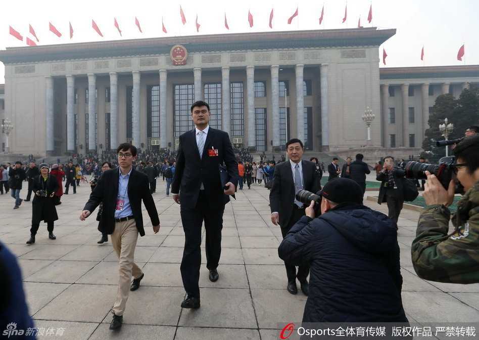 “小巨人”的大视野:姚明2016两会履职记 姚明身着深色西装步入会场,神情专注而从容。他手中紧紧握着一份文件,那正是他经过深入调研后精心准备的提案,关乎中国体育产业的未来。