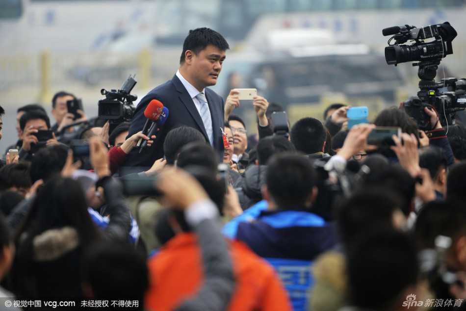 “小巨人”的大视野:姚明2016两会履职记 姚明一身正装走在代表委员中间,他微微侧身与身边的委员交流。在他身后,是庄严的人民大会堂,这一幕象征着体育人在国家政治生活中的深度参与。