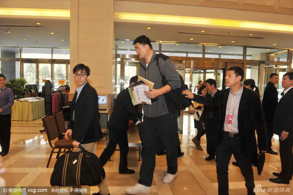 “小巨人”的大视野:姚明2016两会履职记 在小组讨论现场,姚明微微低头,认真倾听身旁另一位委员的发言。即使坐着,他的姿态也谦逊而专注,与身旁的委员形成了饶有趣味的“最萌身高差”。