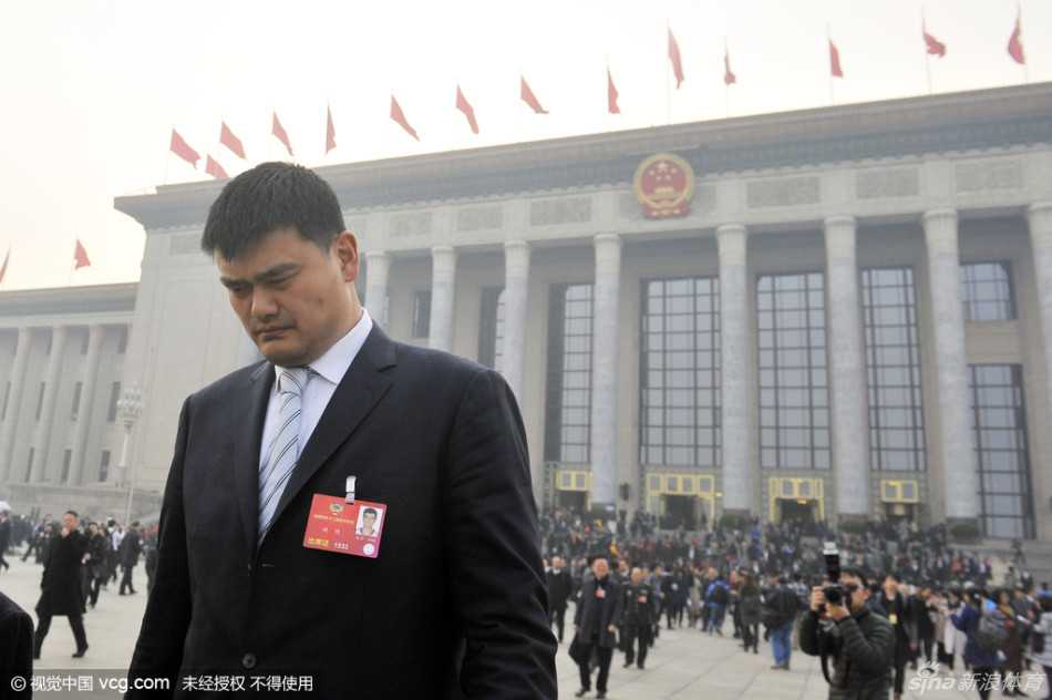 “小巨人”的大视野:姚明2016两会履职记 在人民大会堂的穹顶之下,姚明独自走过长廊。逆光中,他的身影被拉得格外长,仿佛在诉说着中国体育改革之路的深远与漫长。