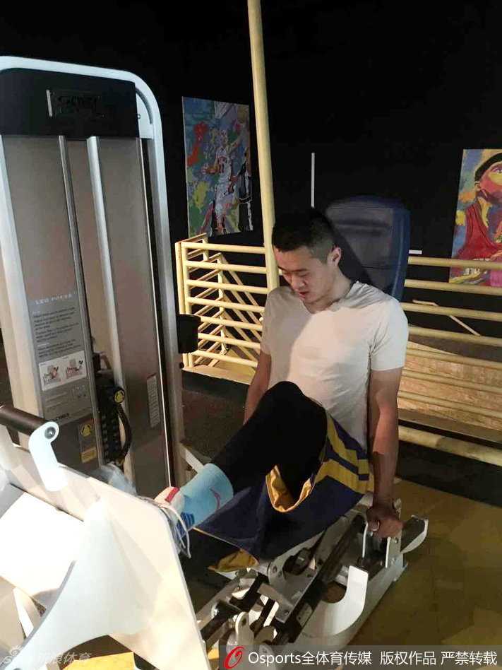 许家晗在美国力量房挥汗如雨，专注练习腿部力量，为“小钢炮”的称号注入更强动力