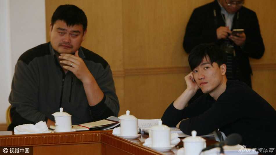 姚明与刘翔在小组讨论中面对面交流，两人虽然关注点不同，但对中国体育的未来同样满怀关切。