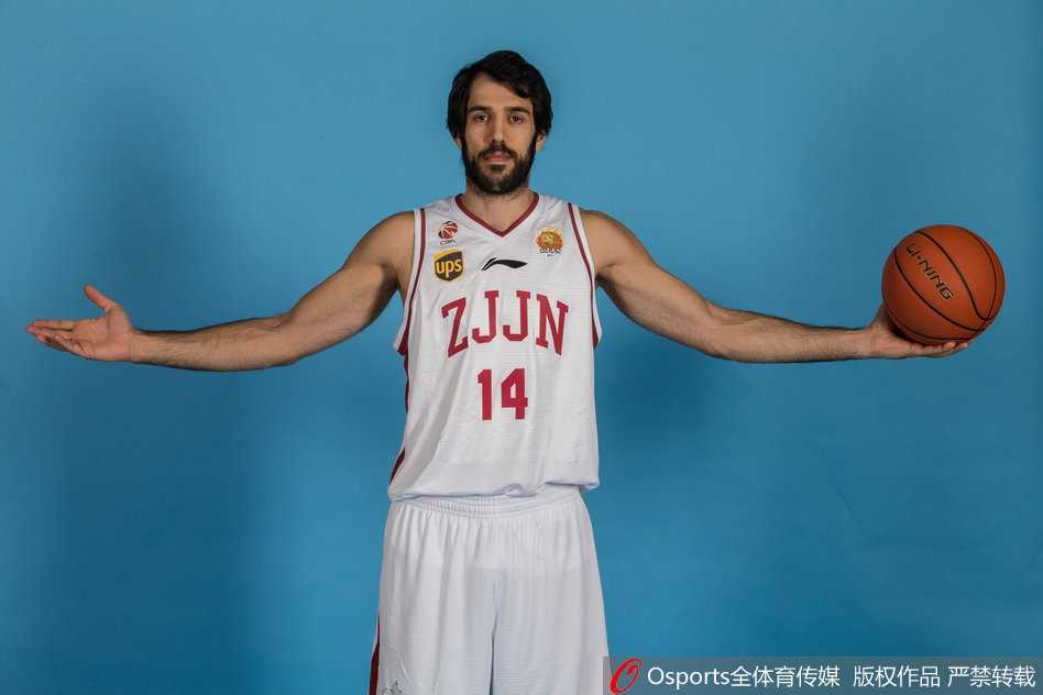 丁伟父子兵与伊朗神锋:回顾浙江稠州银行2015-2016赛季的青春风暴 主帅丁伟在场边运筹帷幄,目光如炬地注视着场上局势,他的每一次挥手指挥都牵动着球员们的心弦。