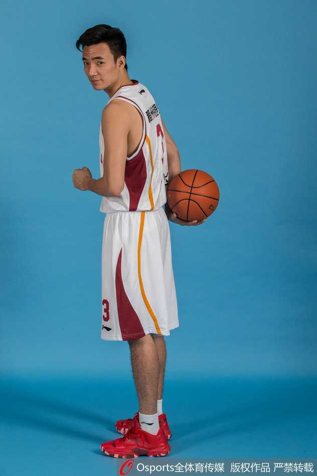 丁伟父子兵与伊朗神锋:回顾浙江稠州银行2015-2016赛季的青春风暴 伊朗神锋巴赫拉米在训练中持球突破,他标志性的持球动作和犀利的眼神,预示着他将成为对手锋线上的噩梦。