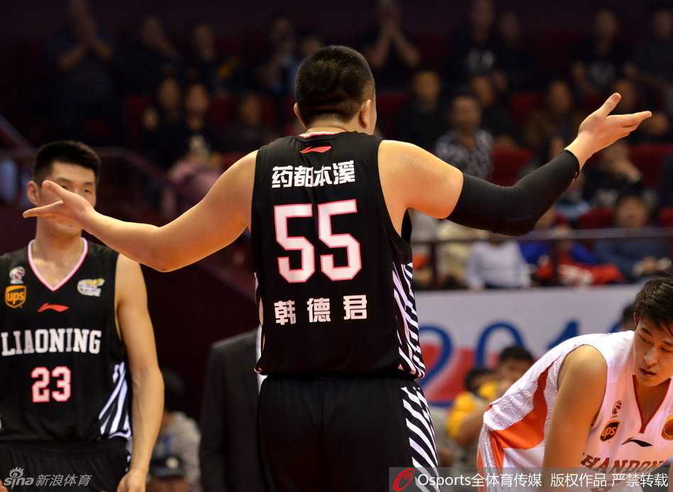 丁彦雨航29分引领绝地反击,辽宁众将苦战惜败于济南 丁彦雨航拼尽全力护住篮球,面对辽宁两名防守球员的围堵,毫无惧色
