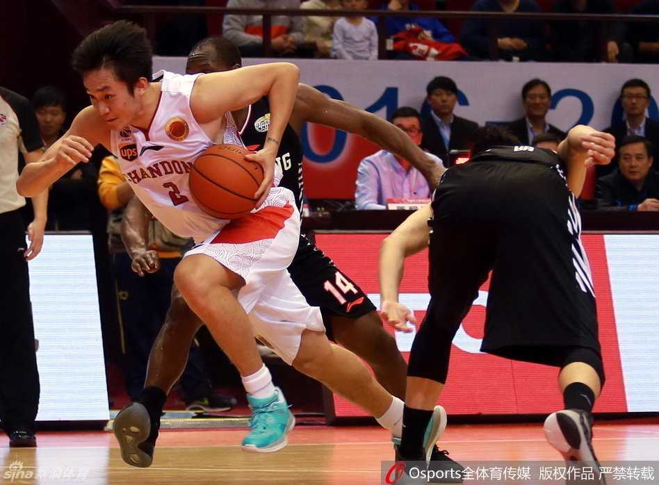 丁彦雨航29分引领绝地反击,辽宁众将苦战惜败于济南 丁彦雨航如同利刃出鞘,瞬间加速摆脱防守,眼神中满是必胜的决心