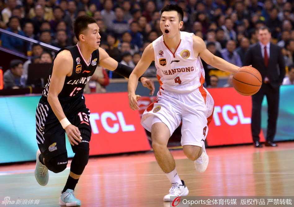 丁彦雨航29分引领绝地反击,辽宁众将苦战惜败于济南 韩德君奋力跃起拼抢篮板,高大的身影笼罩禁区,彰显篮下霸主气势