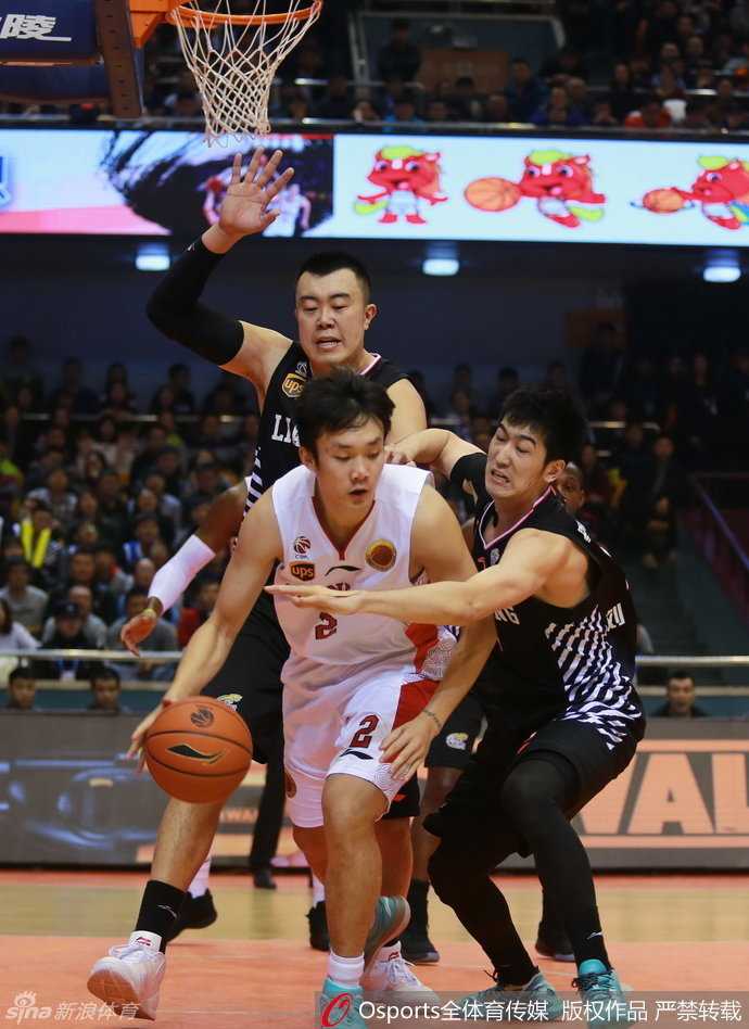 丁彦雨航29分引领绝地反击,辽宁众将苦战惜败于济南 郭艾伦如旋风般急速回防,眼神紧追对手,不惜体力只为守护球队防线