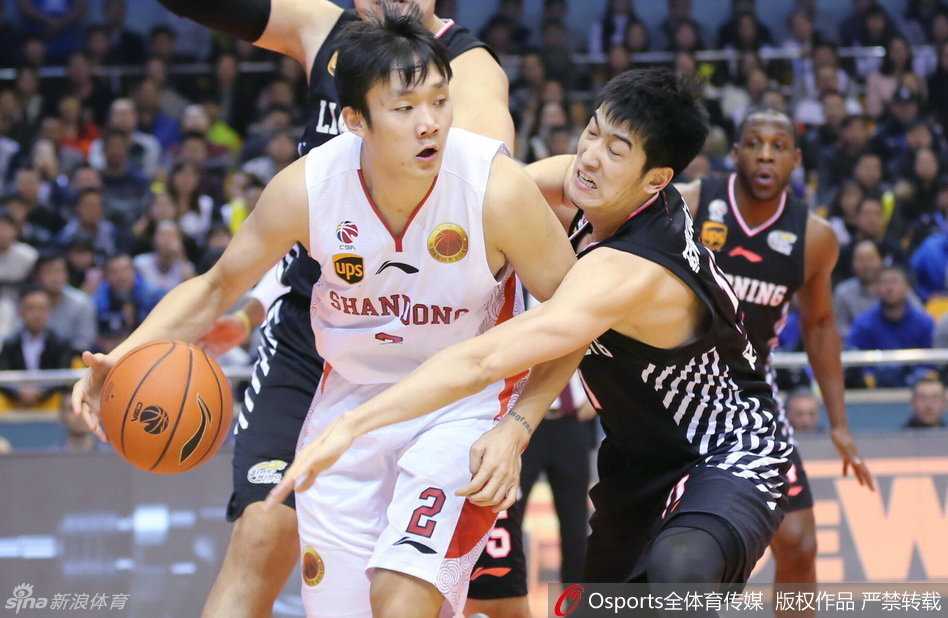 丁彦雨航29分引领绝地反击,辽宁众将苦战惜败于济南 丁彦雨航在激烈对抗后倒地,面部表情因撞击而显得痛苦,令人揪心