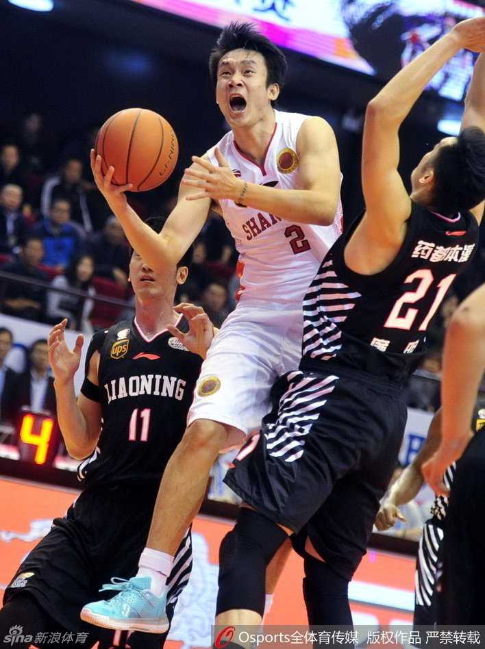 丁彦雨航29分引领绝地反击,辽宁众将苦战惜败于济南 山东队外援汤普森强硬得手,在辽宁内线群中双手灌篮,霸气外露