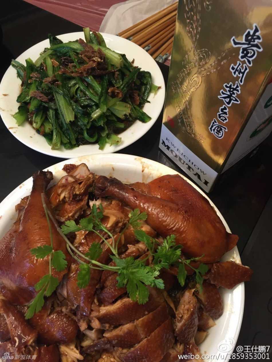 万里之外的家宴易建联王仕鹏携众友美国相聚共饮国酒叙旧情 后厨案板上摆满切好的配菜和未下锅的鲜鱼,朋友在灶台前忙碌的身影,透露出为聚会精心烹制的用心