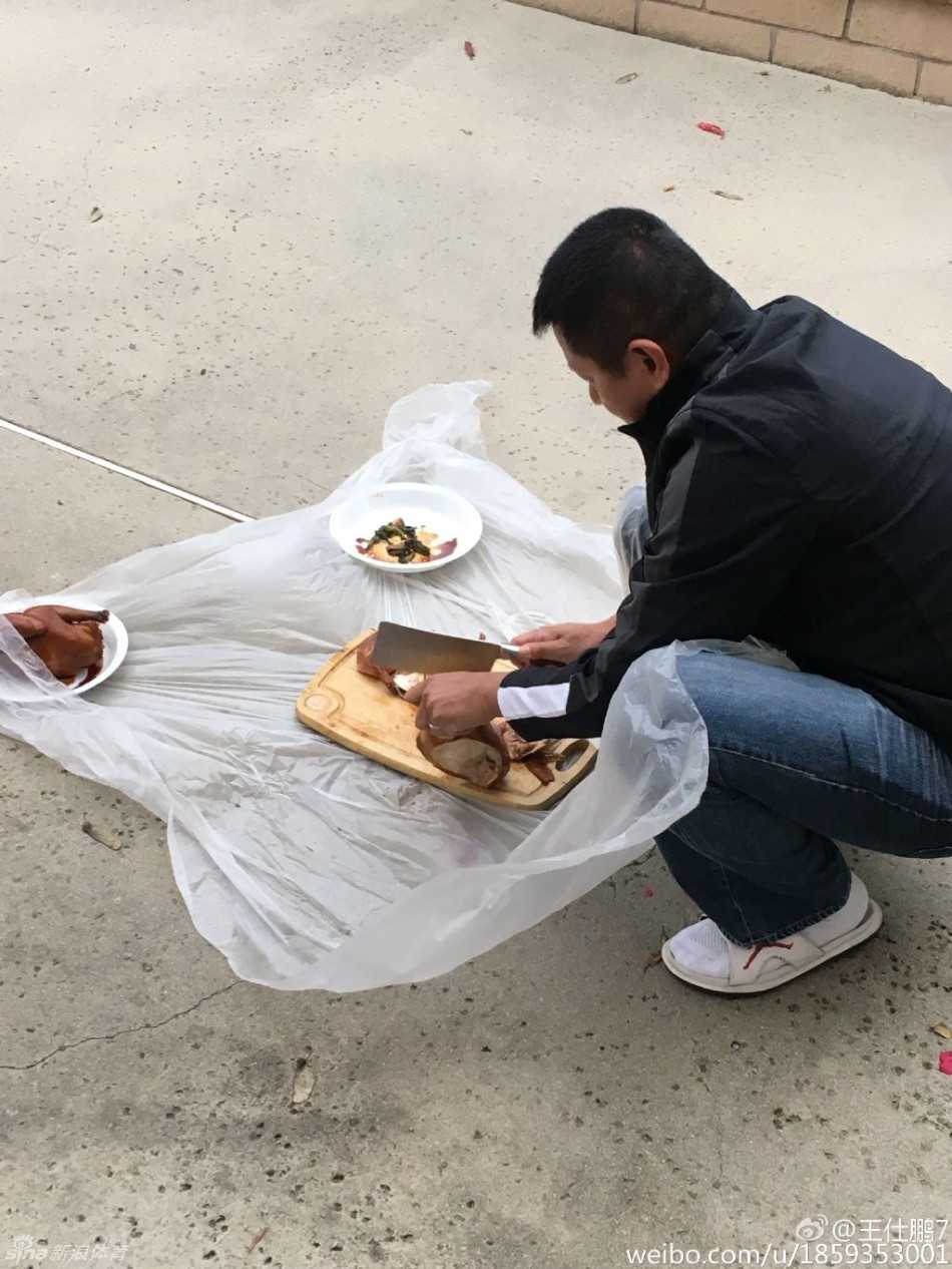 万里之外的家宴易建联王仕鹏携众友美国相聚共饮国酒叙旧情 桌上两瓶茅台酒瓶身已见底,众人面前碗筷狼藉,背景里大家举杯碰撞,记录下欢聚畅饮后的圆满尾声