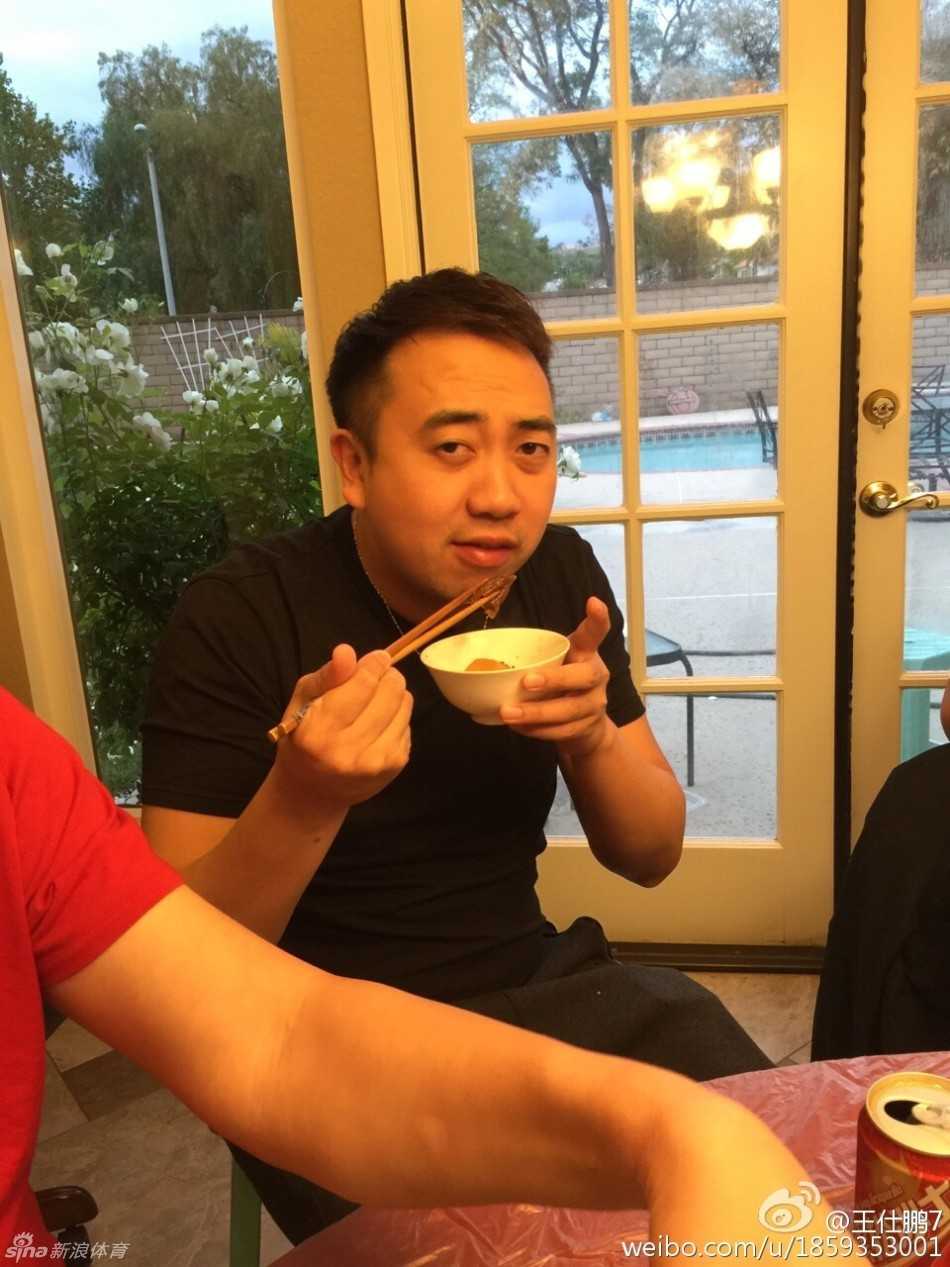 万里之外的家宴易建联王仕鹏携众友美国相聚共饮国酒叙旧情 聚会尾声众人起身离席,易建联披着外套与王仕鹏勾肩搭背,刘宏疆在旁微笑,窗外夜色中洛杉矶灯火闪烁