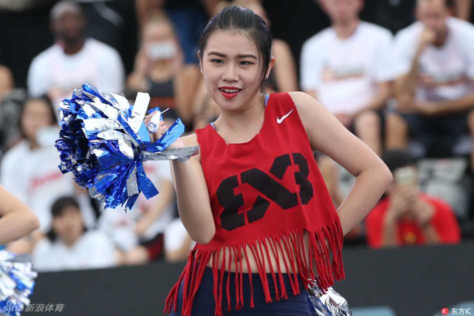 比赛结束后，啦啦宝贝们仍在场边合影留念，她们身后的球场灯光依旧明亮，定格下这个因篮球和舞蹈而格外美丽的夜晚。