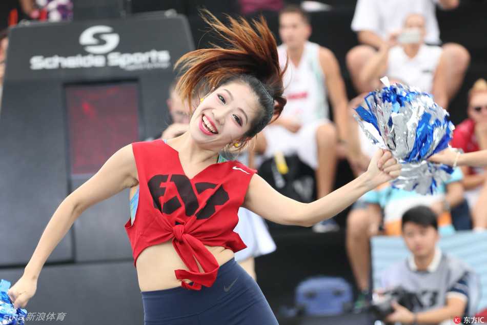 扎着高马尾的啦啦队员在场地中央绽放灿烂笑容，充满节奏感的舞步与动感音乐完美融合，展现着篮球宝贝独有的青春风采。