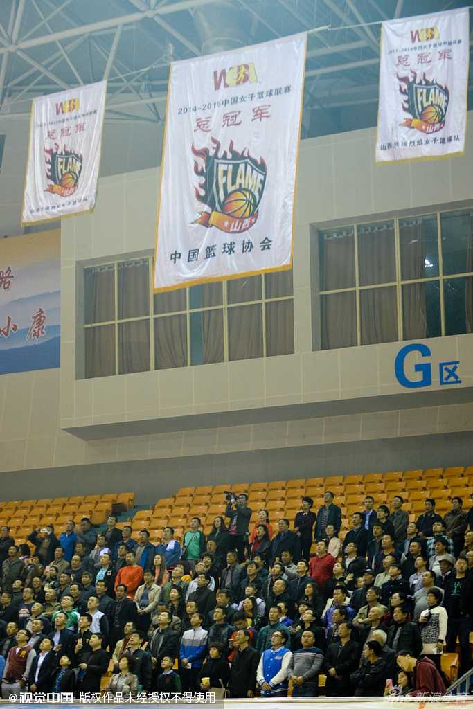 纪妍妍等夺冠功臣手持冠军旗帜合影留念，她们的脸上写满骄傲，这座金灿灿的奖杯是她们职业生涯中最闪耀的注脚。