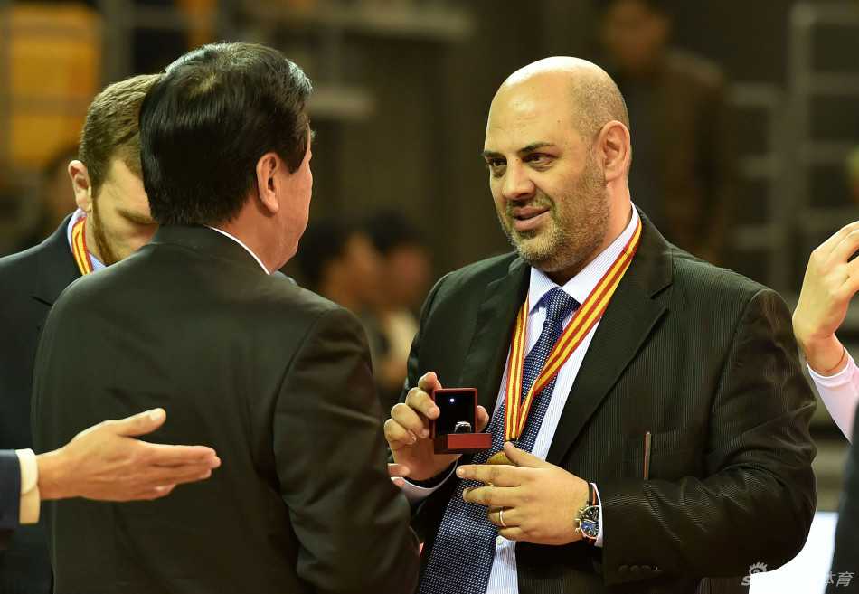 三冠王朝荣耀绽放 山西女篮新主场升起不朽旗帜 队员们围成一圈,将手叠在一起,虽然当晚的比赛结果充满遗憾,但她们在赛前依然团结一心,互相加油打气。