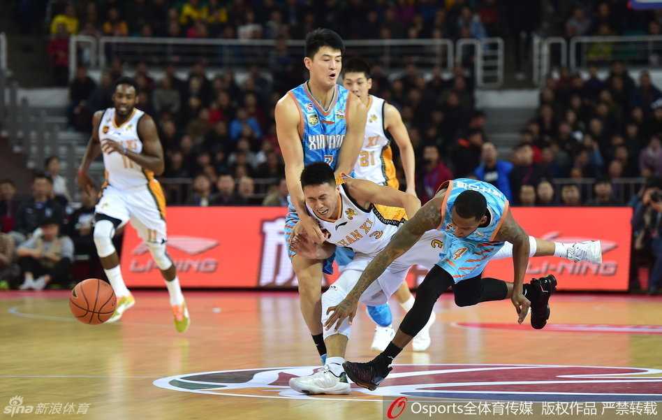 三双王对决总决赛MVP 新疆险胜山西终结客场魔咒 新疆队外援亚当斯如闪电般撕裂山西队的防线,高高跃起抛投出手,篮球在空中划出一道美妙的弧线。