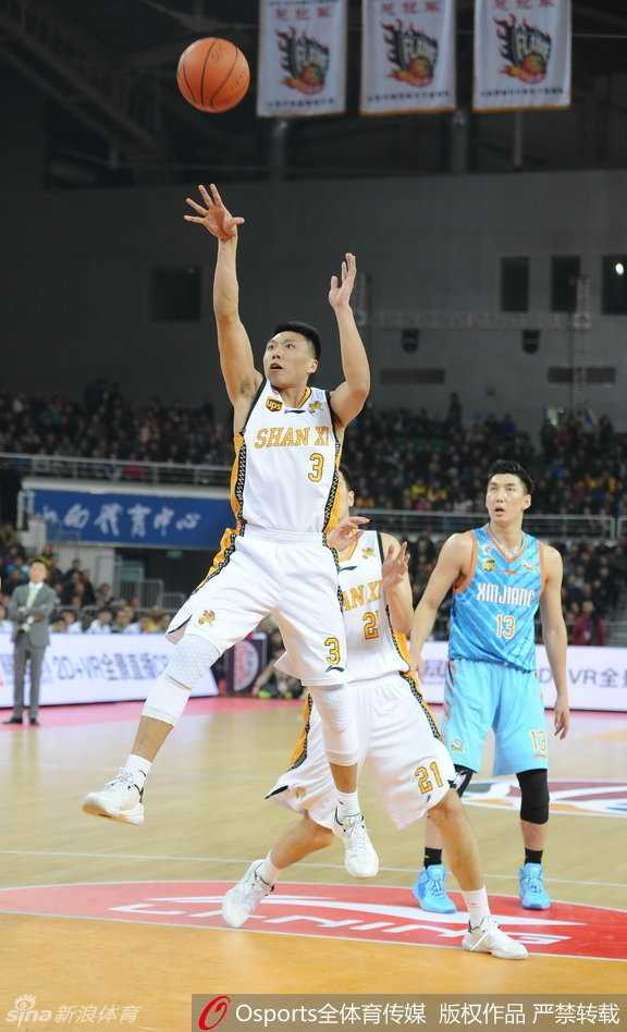 三双王对决总决赛MVP 新疆险胜山西终结客场魔咒 山西队的神射手原帅在三分线外果断出手,篮球应声入网,他的精准投射是球队紧咬比分的关键武器。