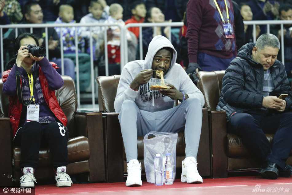 山西队球员一记漂亮的虚晃，如同利刃般撕开对手防线，瞬间将防守者甩在身后，直杀篮下