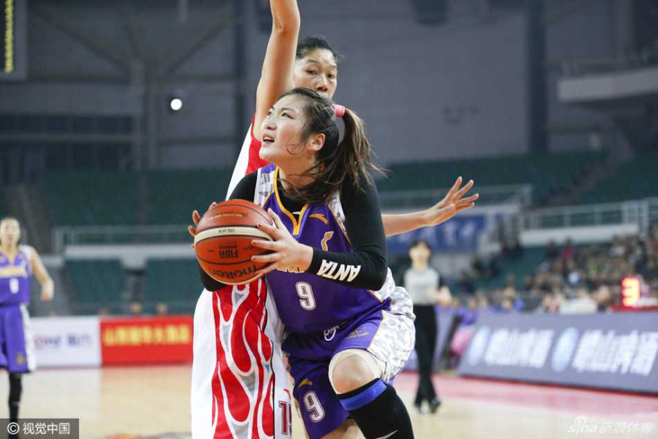 富兰克林手捧热气腾腾的山西刀削面，眼神专注地盯着场内女篮的激烈拼抢，画面充满生活趣味