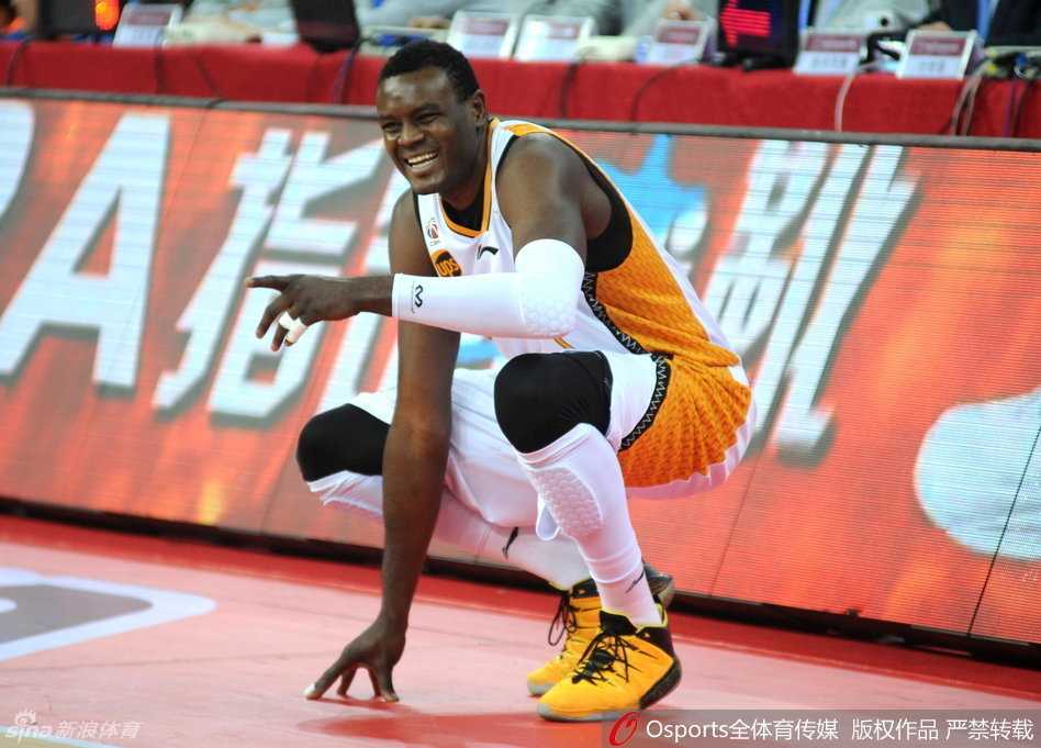 首钢守护神莫里斯喘着粗气，膝盖的积水与疼痛让他每一次折返跑都咬紧牙关，但眼神里依然是对胜利的渴望。