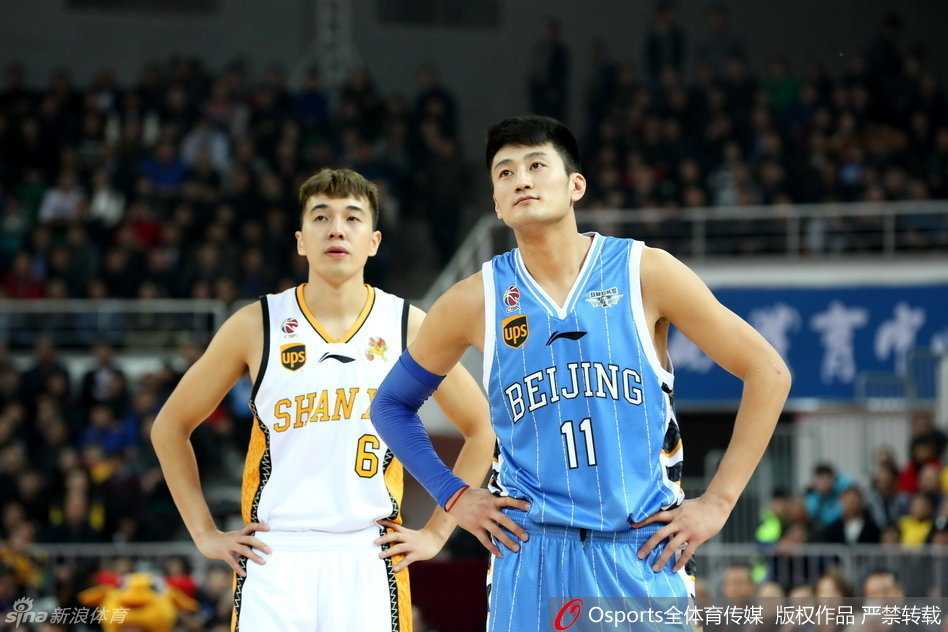 罗智飞身救球整个人栽进摄影席，底线记者人仰马翻，这张照片定格的正是当时火药味十足的拼抢瞬间。