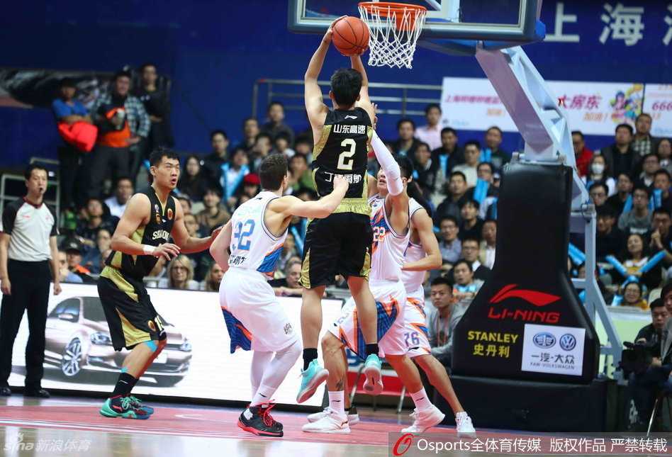 上海滩加时苦战,山东高速虽败犹荣 上海大鲨鱼球员在常规时间最后时刻把握住机会,将比分扳平,全队士气大振,硬生生将比赛拖入加时。