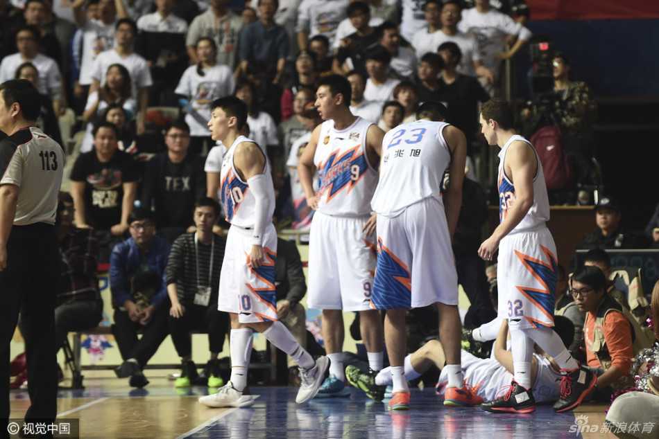 上海滩加时苦战,山东高速虽败犹荣 汗水浸透了球衣,睢冉与队友紧紧相拥,无需言语,男人的友谊和战斗的情谊在这一刻凝固。