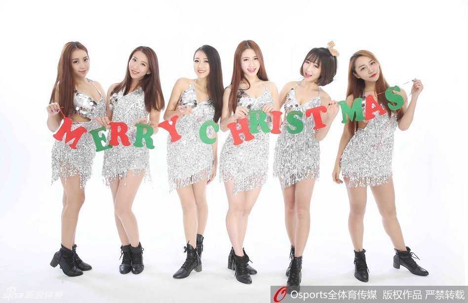 上海男篮啦啦队圣诞写真:圣诞宝贝俏皮送祝福 一位啦啦队员专注地抛起气球,专注的神情里藏着少女般的俏皮和期待