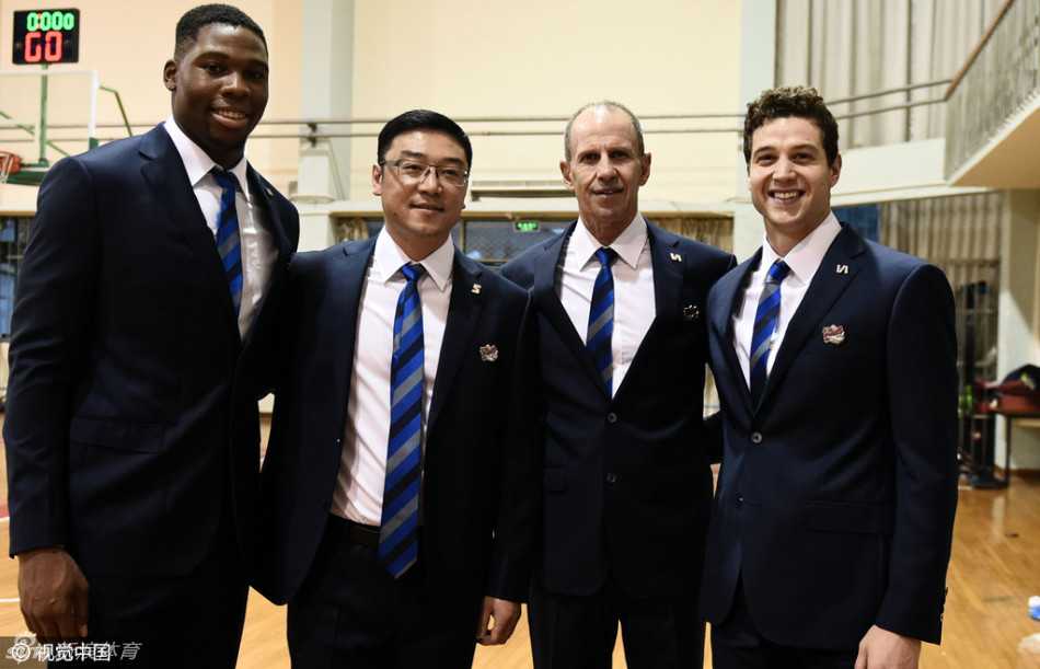 上海男篮群英谱:重温大鲨鱼崛起之路上的激情与梦想 双外援弗雷戴特与亚布塞莱在训练中击掌相庆,眼神中充满默契与信任,他们是球队攻城拔寨的黄金搭档